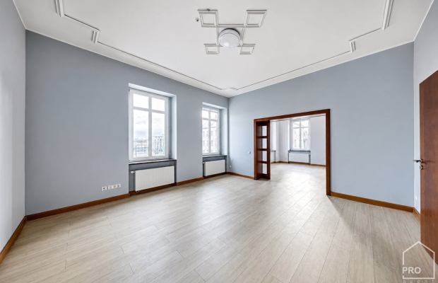 Przestronny apartament w kamienicy z windą