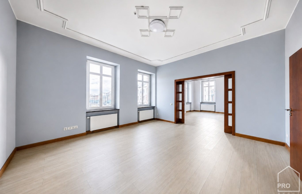Przestronny apartament w kamienicy z windą