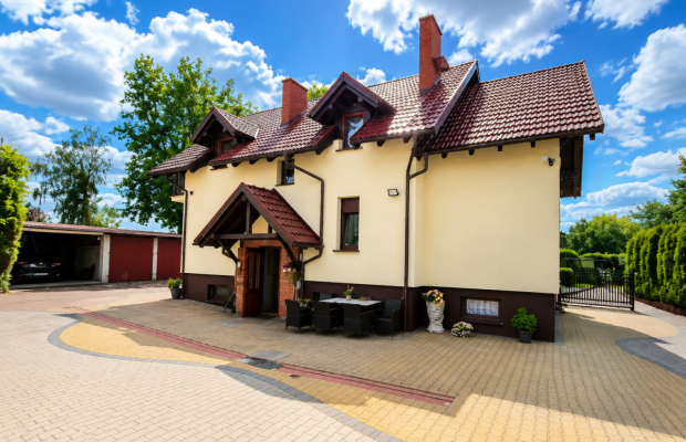 Dom z budynkami gospodarczymi i ziemią