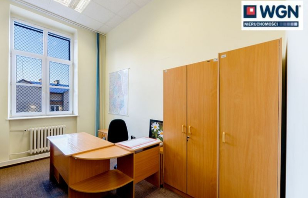 Łomża, budynek biurowy, 993 m2, sprzedam, 940 000 zł, netto.  
  
Na sprzedaż budynek biurowy na dużej działce w ścisłym centru