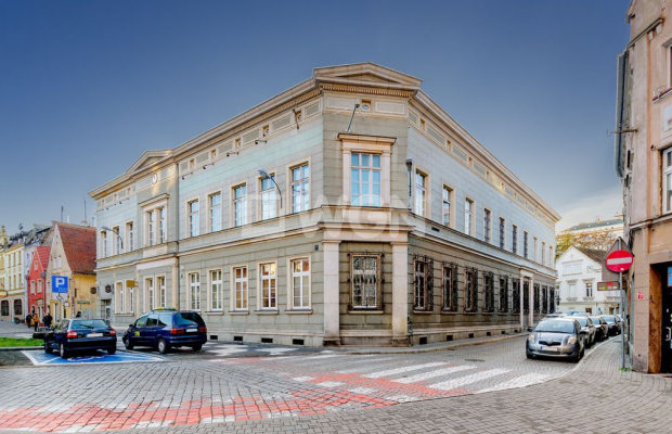 Zielona Góra, budynki biurowe, sprzedam, 2 100 000 zł netto.  
  
Budynki biurowe w centrum Zielonej Góry, z wewnętrznym parkin