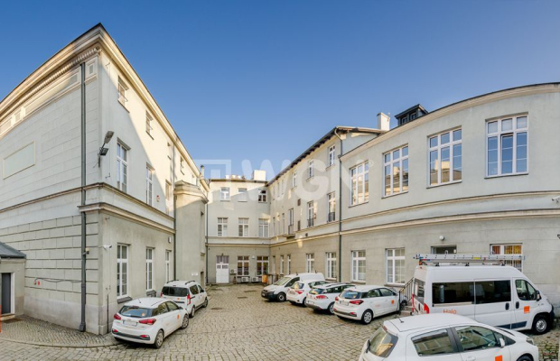 Zielona Góra, budynki biurowe, sprzedam, 2 100 000 zł netto.  
  
Budynki biurowe w centrum Zielonej Góry, z wewnętrznym parkin
