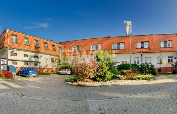 Góra, budynek biurowy, sprzedam, 850 000 zł netto.  
  
Budynek biurowy w centrum Góry, w pobliżu dworca autobusowego.  
  
Nie