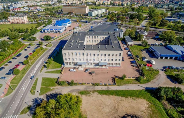 Suwałki, budynek biurowo - usługowy, 5 441 m2, działka 6 379 m2, sprzedam, 2 880 000 PLN netto.  
  
Na sprzedaż budynek biurow