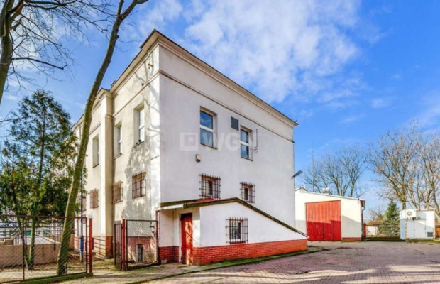 Błonie, nieruchomość biurowo - magazynowa, pow 817 m2, działka 1781 m2, sprzedam, 990 000 PLN netto.  
  
Nieruchomość nie jest