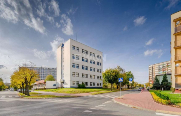 Skarżysko-Kamienna, budynki biurowo-usługowe, 2 438 m2, sprzedam, 1 490 000 PLN netto.  
  
Kompleks budynków biurowo-usługowyc