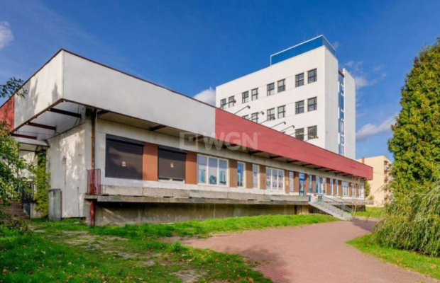 Skarżysko-Kamienna, budynki biurowo-usługowe, 2 438 m2, sprzedam, 1 490 000 PLN netto.  
  
Kompleks budynków biurowo-usługowyc