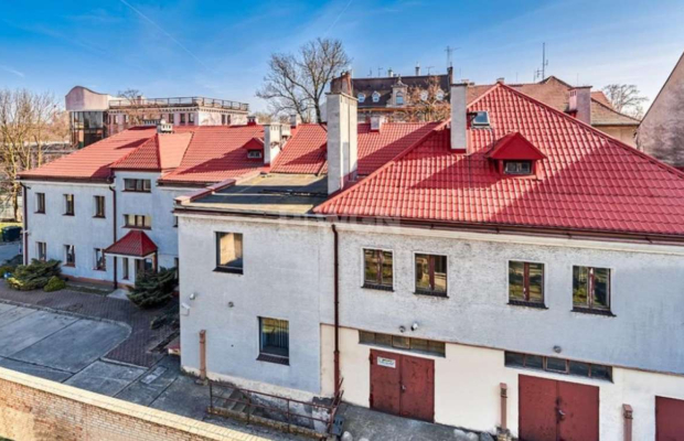 Brzeg, budynek biurowo - usługowy, 2 159 m2, sprzedam, 1 600 000 PLN netto.  
  
Budynek pod mieszkania przy Parku Centralnym. 
