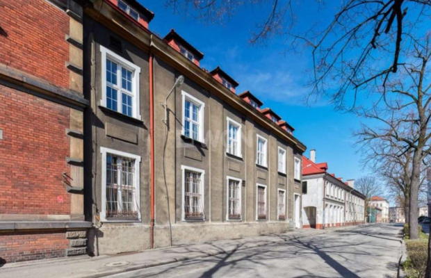 Brzeg, budynek biurowo - usługowy, 2 159 m2, sprzedam, 1 600 000 PLN netto.  
  
Budynek pod mieszkania przy Parku Centralnym. 
