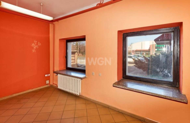 Brzeg, budynek biurowo - usługowy, 2 159 m2, sprzedam, 1 600 000 PLN netto.  
  
Budynek pod mieszkania przy Parku Centralnym. 