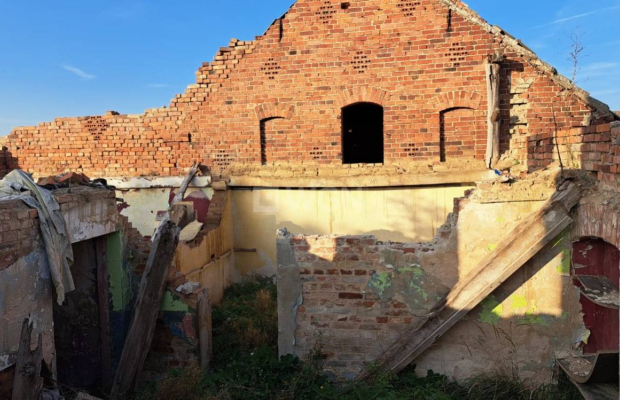Wilków, działka, sprzedam, cena 59000 zł.  
  
Przedmiotem sprzedaży jest działka zabudowana pozostałościami po budynku mieszka
