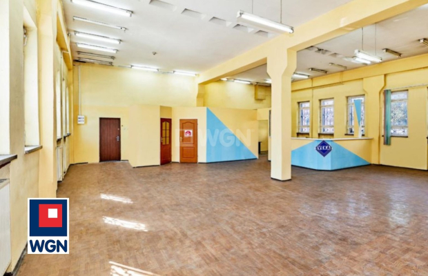 Sulechów, zabytkowy budynek pod biura i usługi, 2 340 m2, sprzedam, 725 000 PLN netto.  
  
Kompleks budynków biurowo-techniczn