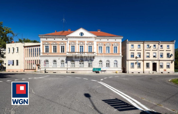 Sulechów, zabytkowy budynek pod biura i usługi, 2 340 m2, sprzedam, 725 000 PLN netto.  
  
Kompleks budynków biurowo-techniczn