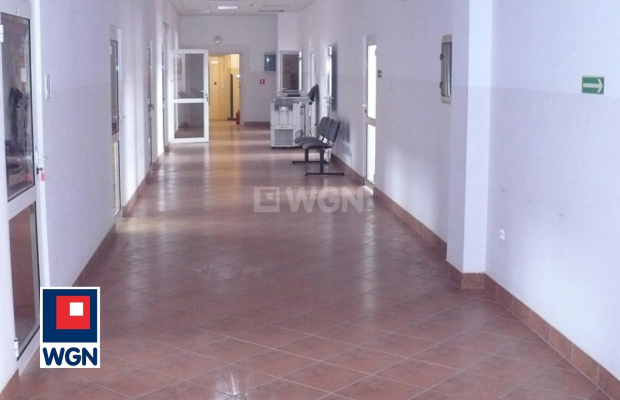 Tarnów, duży budynek biurowy, 4 965 m2, sprzedam, 4 100 000 PLN netto.  
  
Duży budynek w centrum miasta, w pobliżu Rynku.  
 