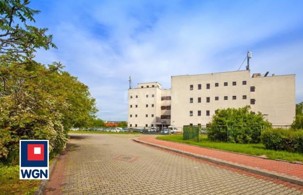 Opole, budynek biurowo - techniczny, 9392 m2, sprzedam, 7 790 000,- PLN netto.  
  
Budynek na największym osiedlu miasta:  
- 