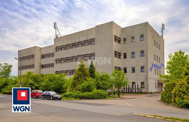 Opole, budynek biurowo - techniczny, 9392 m2, sprzedam, 7 790 000,- PLN netto.  
  
Budynek na największym osiedlu miasta:  
- 