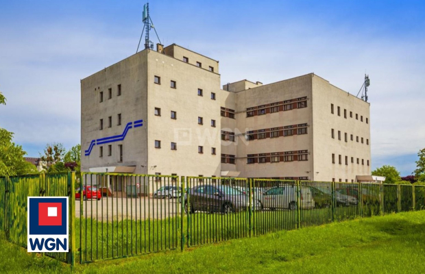 Opole, budynek biurowo - techniczny, 9392 m2, sprzedam, 7 790 000,- PLN netto.  
  
Budynek na największym osiedlu miasta:  
- 