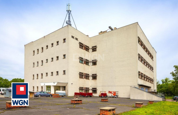 Opole, budynek biurowo - techniczny, 9392 m2, sprzedam, 7 790 000,- PLN netto.  
  
Budynek na największym osiedlu miasta:  
- 