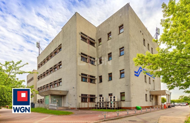 Opole, budynek biurowo - techniczny, 9392 m2, sprzedam, 7 790 000,- PLN netto.  
  
Budynek na największym osiedlu miasta:  
- 