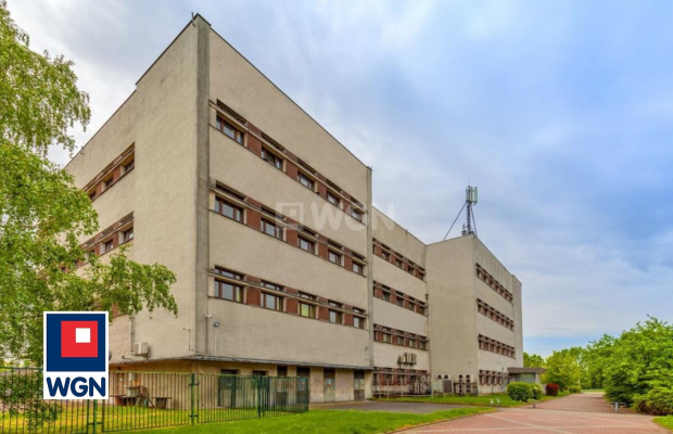 Opole, budynek biurowo - techniczny, 9392 m2, sprzedam, 7 790 000,- PLN netto.  
  
Budynek na największym osiedlu miasta:  
- 