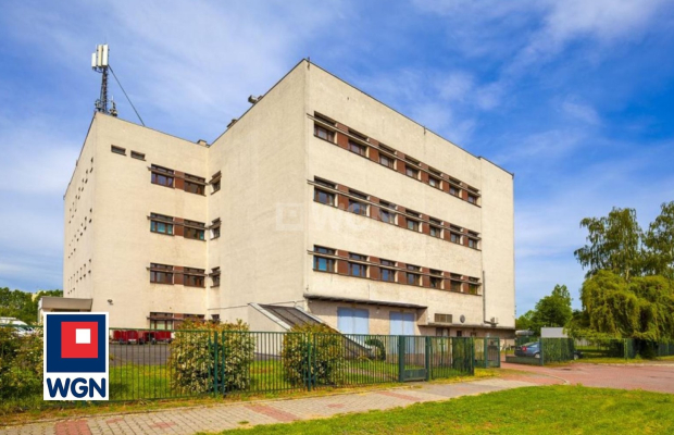 Opole, budynek biurowo - techniczny, 9392 m2, sprzedam, 7 790 000,- PLN netto.  
  
Budynek na największym osiedlu miasta:  
- 