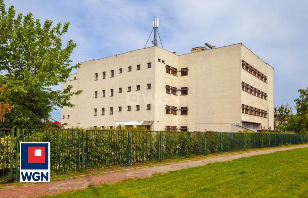 Opole, budynek biurowo - techniczny, 9392 m2, sprzedam, 7 790 000,- PLN netto.  
  
Budynek na największym osiedlu miasta:  
- 
