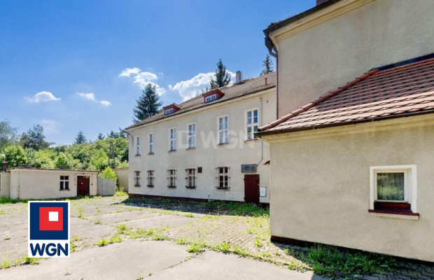 Szklarki, budynek usługowo - mieszkalny, sprzedam, 450 000,- PLN netto.  
  
Budynki w Szklarkach:  
- na dużej działce,  
- z 