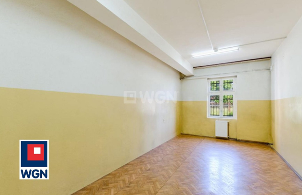 Szklarki, budynek usługowo - mieszkalny, sprzedam, 450 000,- PLN netto.  
  
Budynki w Szklarkach:  
- na dużej działce,  
- z 