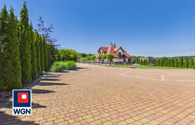 Jerzmanowa, Dom wolnostojący z garażem, cena 1 800 000 zł 
  
Na sprzedaż dom wolnostojący o powierzchni 200 m2 wraz z garażem 