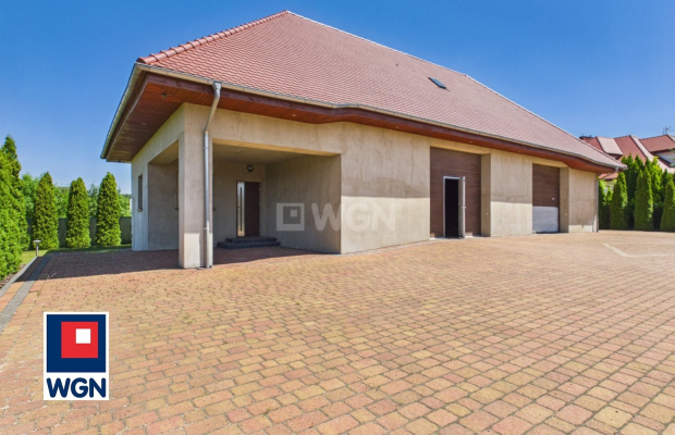 Jerzmanowa, Dom wolnostojący z garażem, cena 1 800 000 zł 
  
Na sprzedaż dom wolnostojący o powierzchni 200 m2 wraz z garażem 