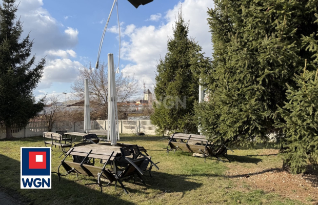 Wynajmę lokal Polkowice, 4 500zł, 140m2.  
  
Wynajmę lokal w Polkowicach o powierzchni 140m2.  
  
Lokal służył jako gastronom