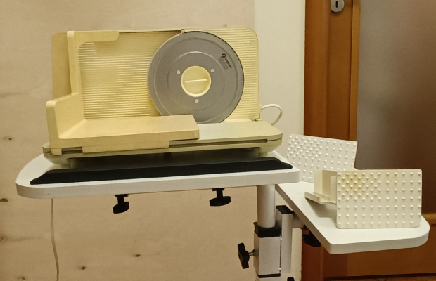 Elektryczna maszynka do krojenia chleba
