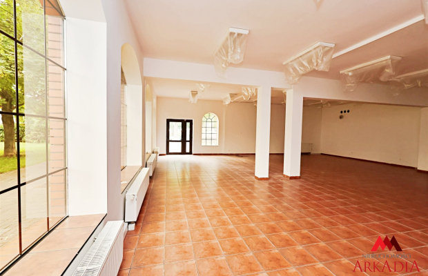 Arkadia Nieruchomości oferuje na wynajem lokal o łącznej powierzchni 260 m², idealny dla firm szukających przestrzeni w atrakcy