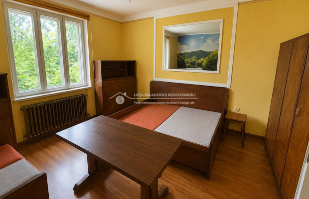 Dom z dużą działką budowlaną 2 994 m² — Kaniów, ul. Mirowska 24 

 Nieruchomość z potencjałem inwestycyjnym w spokojnej części 