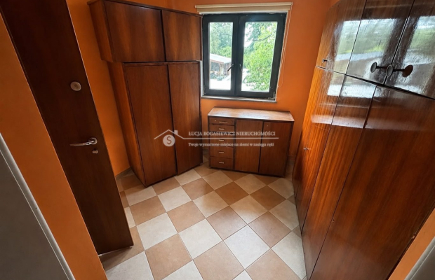 Dom z dużą działką budowlaną 2 994 m² — Kaniów, ul. Mirowska 24 

 Nieruchomość z potencjałem inwestycyjnym w spokojnej części 