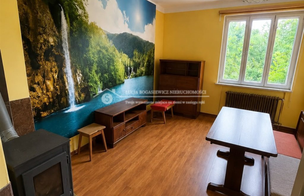 Dom z dużą działką budowlaną 2 994 m² — Kaniów, ul. Mirowska 24 

 Nieruchomość z potencjałem inwestycyjnym w spokojnej części 