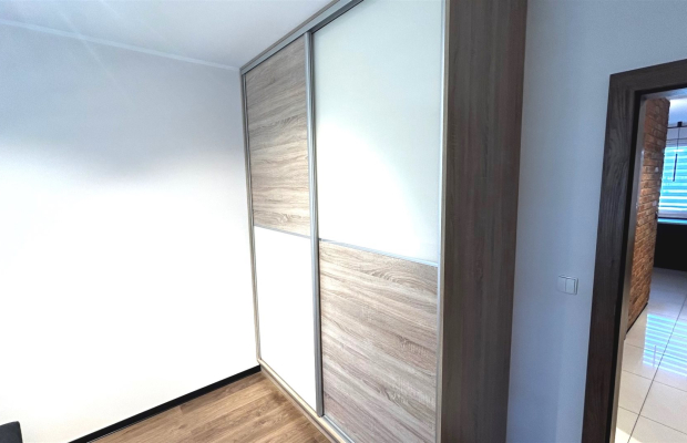 Zapraszamy do zapoznania się z ofertą tego eleganckiego mieszkania o powierzchni 53 m², które zachwyca wysokim standardem wykoń