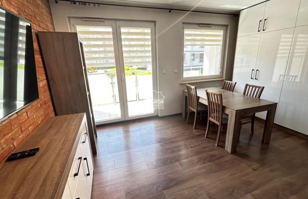 Zapraszamy do zapoznania się z ofertą tego eleganckiego mieszkania o powierzchni 53 m², które zachwyca wysokim standardem wykoń
