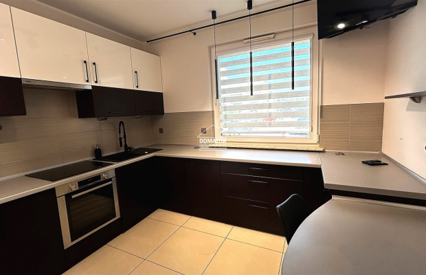 Zapraszamy do zapoznania się z ofertą tego eleganckiego mieszkania o powierzchni 53 m², które zachwyca wysokim standardem wykoń