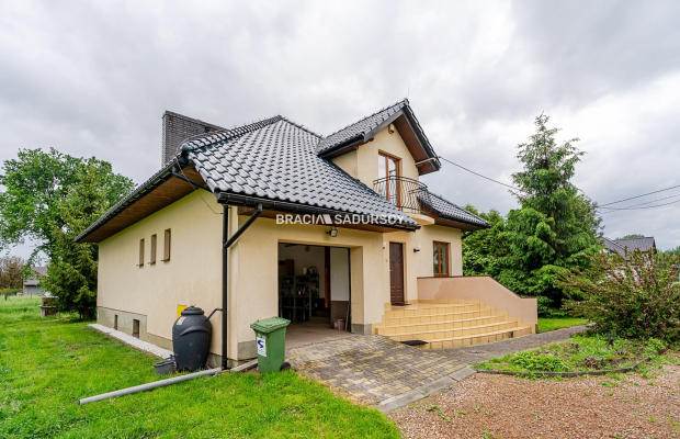 Jasny i funkcjonalny dom 10-arowej działce Rączna