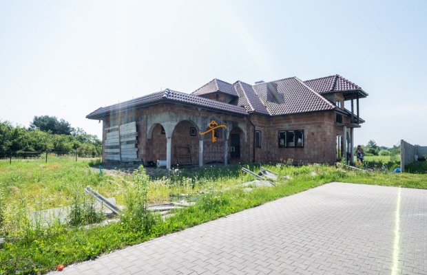 Wolnostojący dom do wykończenia. Działka 31 ar