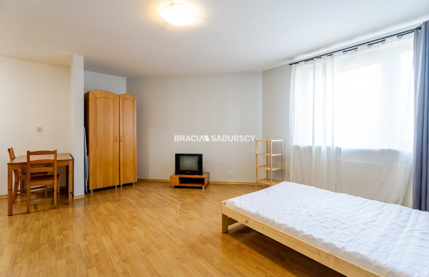 Kraków - Dębniki Ruczaj Zaborze, ul. Lubostroń    

    Kawalerka 34,75 m² parter teren zamknięty idealna pod inwestycję    

 