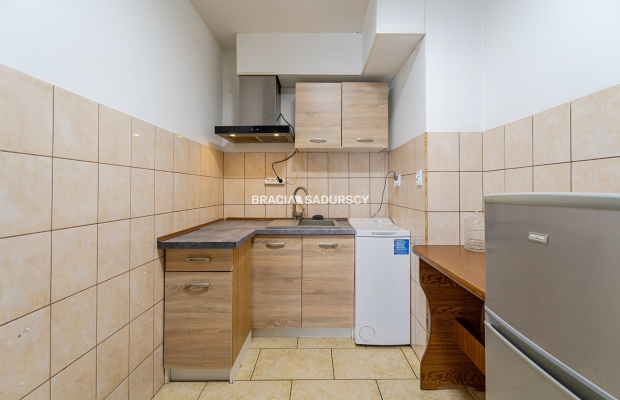Kraków - Dębniki Ruczaj Zaborze, ul. Lubostroń    

    Kawalerka 34,75 m² parter teren zamknięty idealna pod inwestycję    

 
