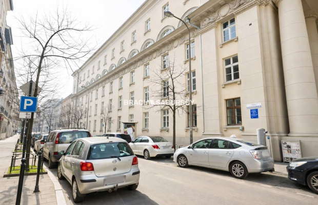 Jasne przestronne mieszkanie w centrum miasta.