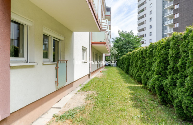 Ustawne 2 pokojowe mieszkanie w apartamentowcu.