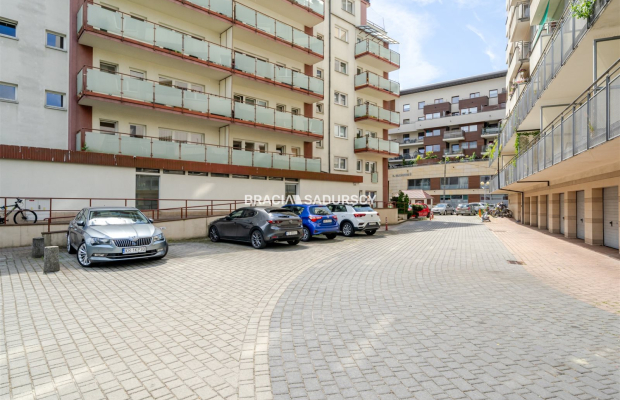 Ustawne 2 pokojowe mieszkanie w apartamentowcu.