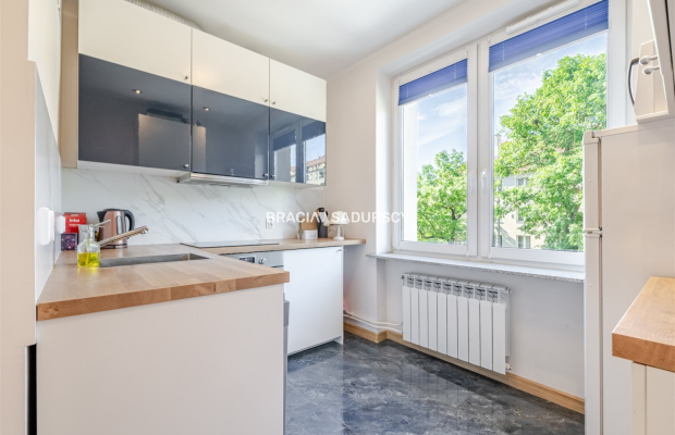 2 pok/ os. kuchnia/ balkon/ ul. Królewska. 