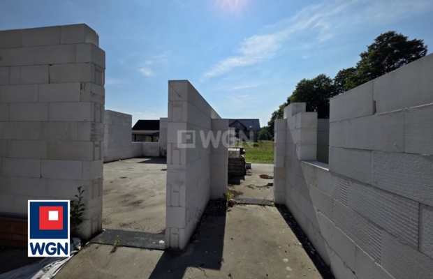 Ługi, działka z rozpoczętą budową, blisko lasu, cena 190 000,00 zł.  
  
Przedmiotem sprzedaży jest rozpoczęta budowa domu part