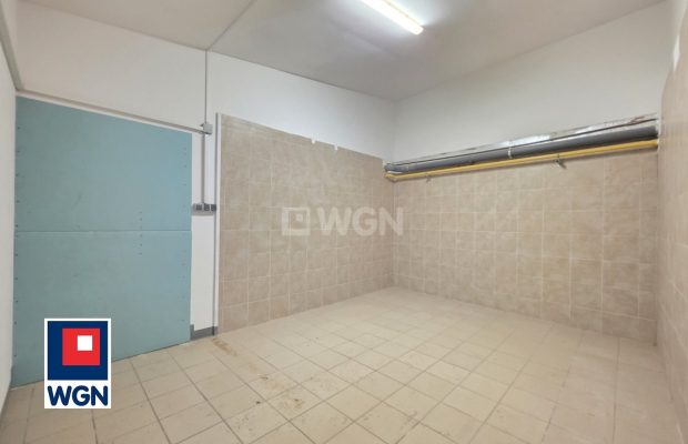 Na wynajem lokal usługowy przy ul. Wróblewskiego o pow 155m2, na parterze z bocznym wejściem.

Lokal  posiada otwartą przestrze
