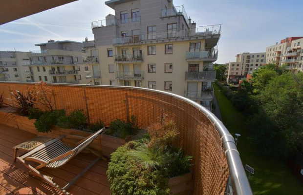 Dwa pokoje z dużą loggią i klimatyzacją, Przyjaźni